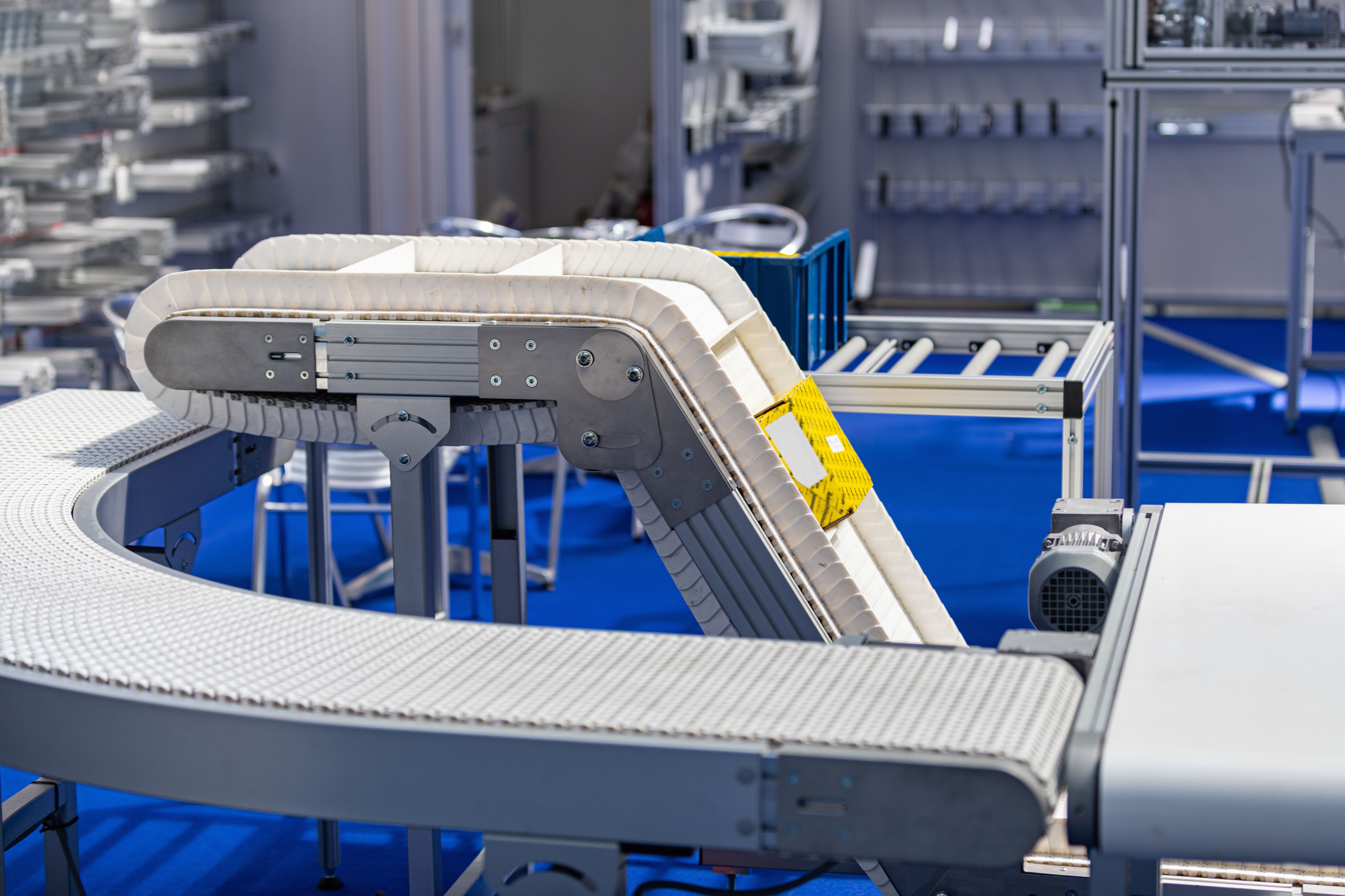 Modular conveyor system with vertical lift for automated material transport